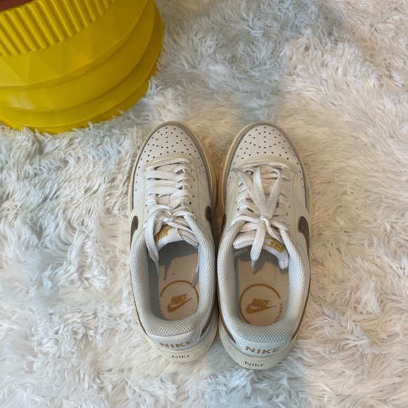 ✨Nike (GUC) Sneaker White Size 6✨ - Picture 5 of 8